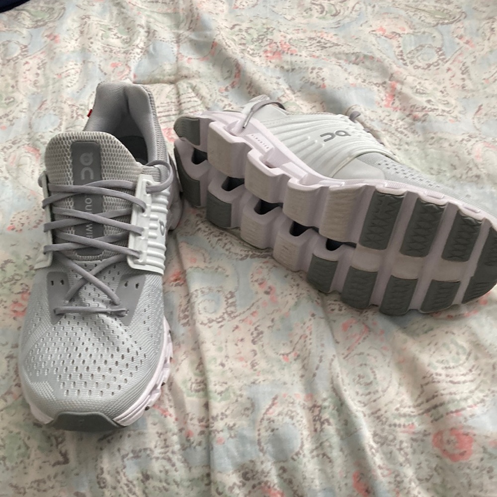 On cloud running shoes. Like new 8.5. Light gray